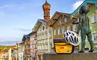 Lenkertasche mit Eurobike Helm platziert in der Fußgängerzone in Bad Tölz