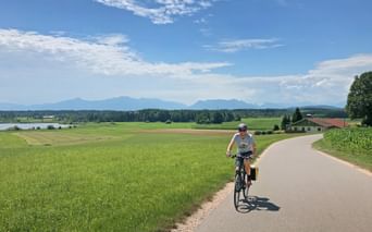 Radfahrer im ländlichen panorama