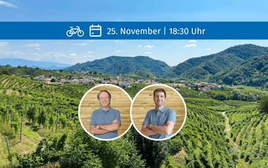 Event-Banner mit Weinberglandschaft und Bergen. Zwei Portraitfotos überlagern die Szene. Blauer Header zeigt Fahrradsymbol, Datum 25. November und Uhrzeit 18:30 Uhr.