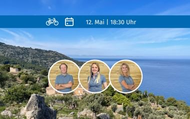 Drei Mitarbeiterporträts über mediterraner Küstenlandschaft mit Datum 12. Mai, 18:30 Uhr. Blaues Meer, Hügel mit Olivenbäumen und Steinhäusern sichtbar.