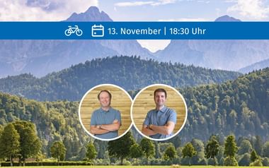 Veranstaltungsbanner für 13. November um 18:30 Uhr mit Fahrrad-Symbol, zeigt zwei Männerporträts vor alpiner Berglandschaft.
