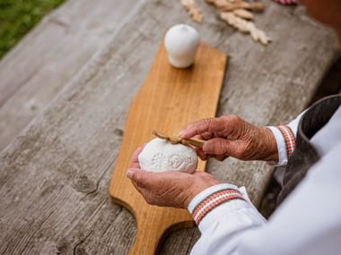 Traditionelle Herstellung von Trnic Käse in Handarbeit