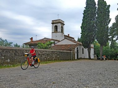 Radfahrerin vor Kapelle Santa Margherita