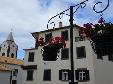 Blumenampel vor Haus in Madeira