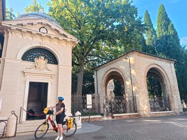 Radlerin vor Grab von Dante in Ravenna