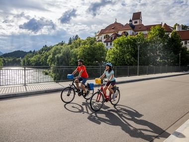 Radfahrer auf einer Brücke in Füssen