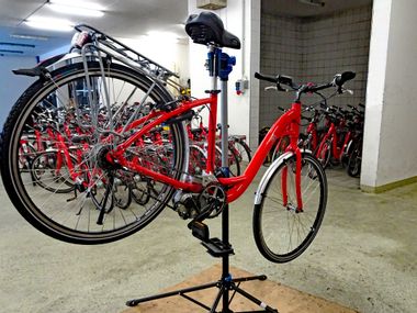 Rotes Fahrrad auf Fahrradständer für einen Reifencheck