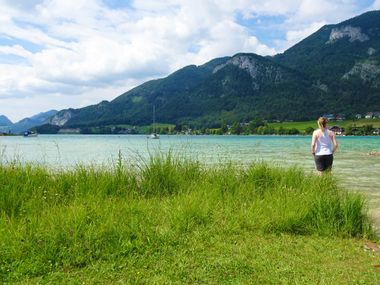 Radfahrerin am Ufer eines Sees