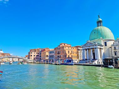 Venedig Kanal mit Brücke und Kirche