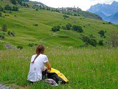 Radfahrerin mit Aussicht auf Guarda