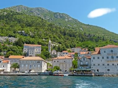 Blick vom Meer auf Kotor