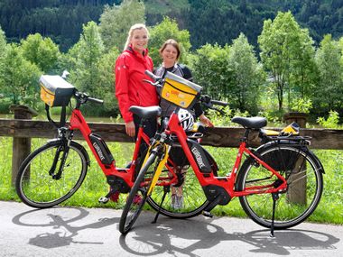 Angeloka und Sabine von Eurobike mit ihren E-Bikes am Mur-Radweg