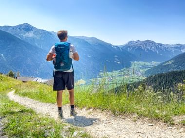 Wanderer mit Bergblick