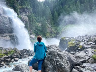 Frau macht Pause am Krimmler Wasserfall