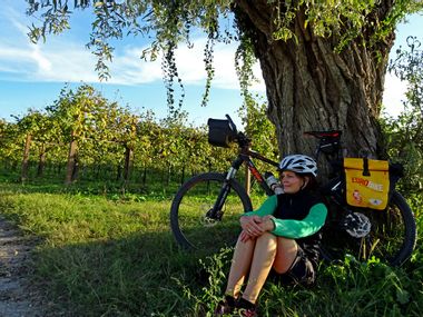 Claudia macht eine Pause im Schatten des Baumes