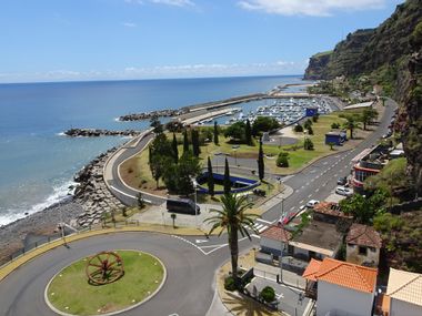 Blick auf einen Hafen in Madeira