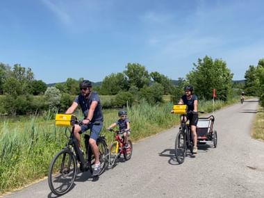 Familie beim Radeln im Grünen