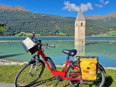 Eurobike-Rad vorm Reschensee