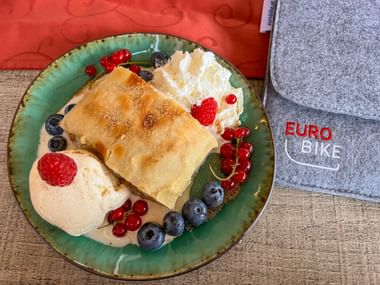 Apfelstrudel mit Sahne und Beeren