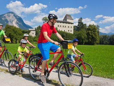 Family cycling along the Tauern cycle path