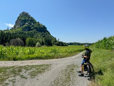 Radfahrer blickt auf Burg Hochosterwitz