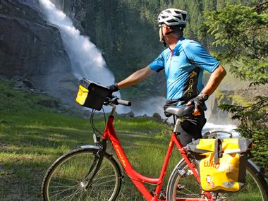 Radfahrer vor Krimmler Wasserfällen
