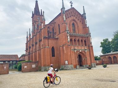 Radlerin vor dem Castello Reale di Pollenzo