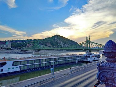 Schiffsanlegestelle an der Donau in Budapest