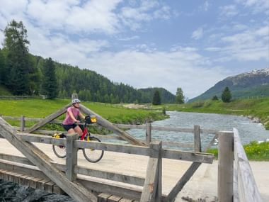 Radfahrerin überquert Brücke in St. Moritz