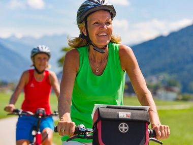 glückliche Radfahrerin