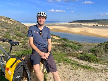 Eurobike employee Joscha with his bike on the Portuguese coast