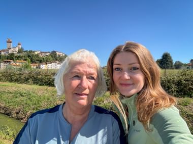 Selfie von unterwegs mit Türmen im Hintergrund