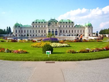 Frontalblick auf das wunderschöne Schloss Belvedere in Wien