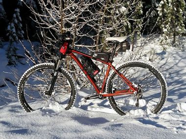 Ein Fahrrad im Schnee