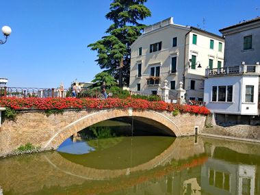 Blumengesäumte Brücke in Adria