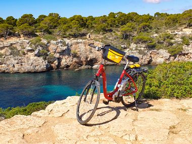 Fahrrad vor der Küste Mallorcas