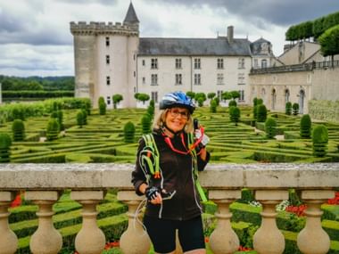 Radfahrerin vor dem Schloss Villandry