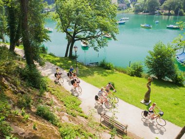 Group of cyclists on the Ten Lakes Tour on Lake Mattsee