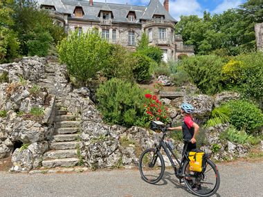 Cyclist in front of Château de Bel-Air in Truyes