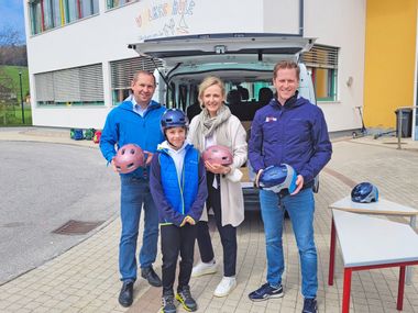 Our Managing Directors Verena Sonnenberg and Thomas Schmid with Matthias Strasser from the Parents' Association of the Obertrum Primary School