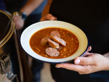 Teller Bohneneintopf mit Krainer-Wurst