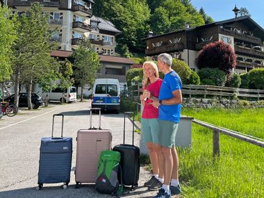 Rad-Reisende bei der Kofferabgabe vor dem Hotel