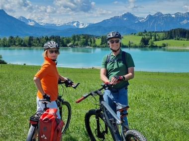 Paar vor dem Ausblick auf den See