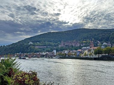 Blick auf eine alte Brücke über dem Rhein