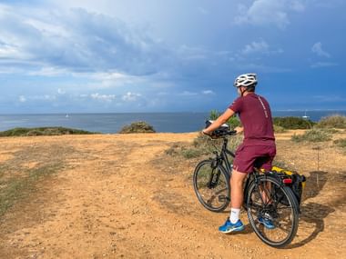 Radfahrer mit Meerblick