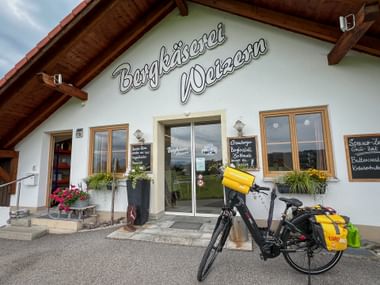 Leihrad vor Bergkäserei Weizern