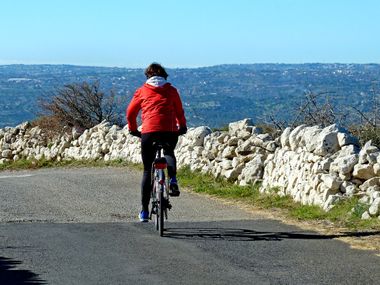 Radfahrerin in Sizilien