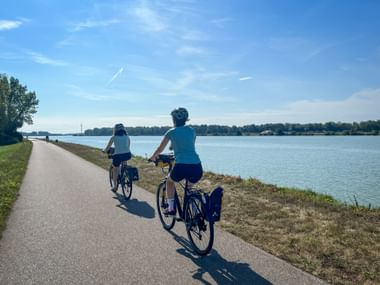Zwei Radfahrerinnen am Donauradweg