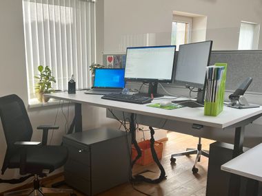 Höhenverstellbarer grauer Schreibtisch