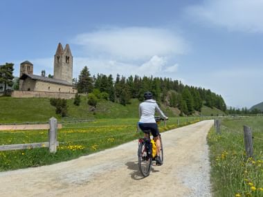 Radweg bei Celerina mit Blick auf die Kirche San Gian